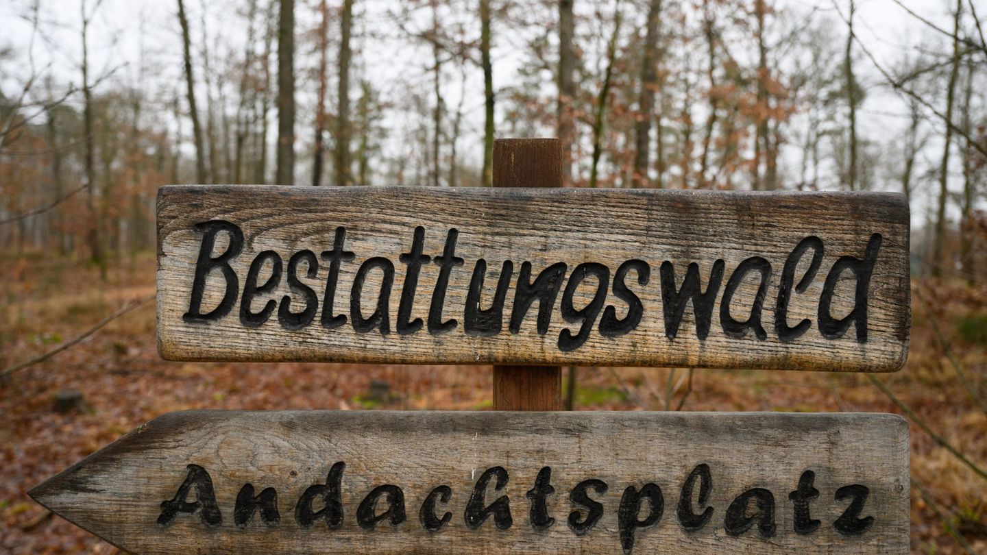 Sachsens Bestattungsgesetz soll laut Sozialministerium bald reformiert werden. (Archivbild) Foto: Robert Michael/dpa-Zentralbild