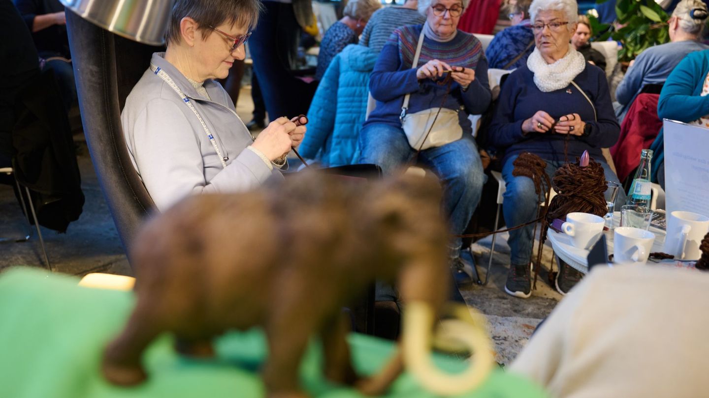Die Teilnehmerinnen und Teilnehmer der Aktion im Ruhrmuseum wollen ein zwei Meter hohes Mammut in Wolle ummanteln - und damit ei
