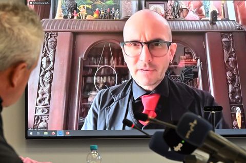 Kriminalbiologe Benecke sagt, er habe ebenfalls eine Probe von Hitlers Blut genommen, von der Lehne des Sofas, auf dem sich Hitl