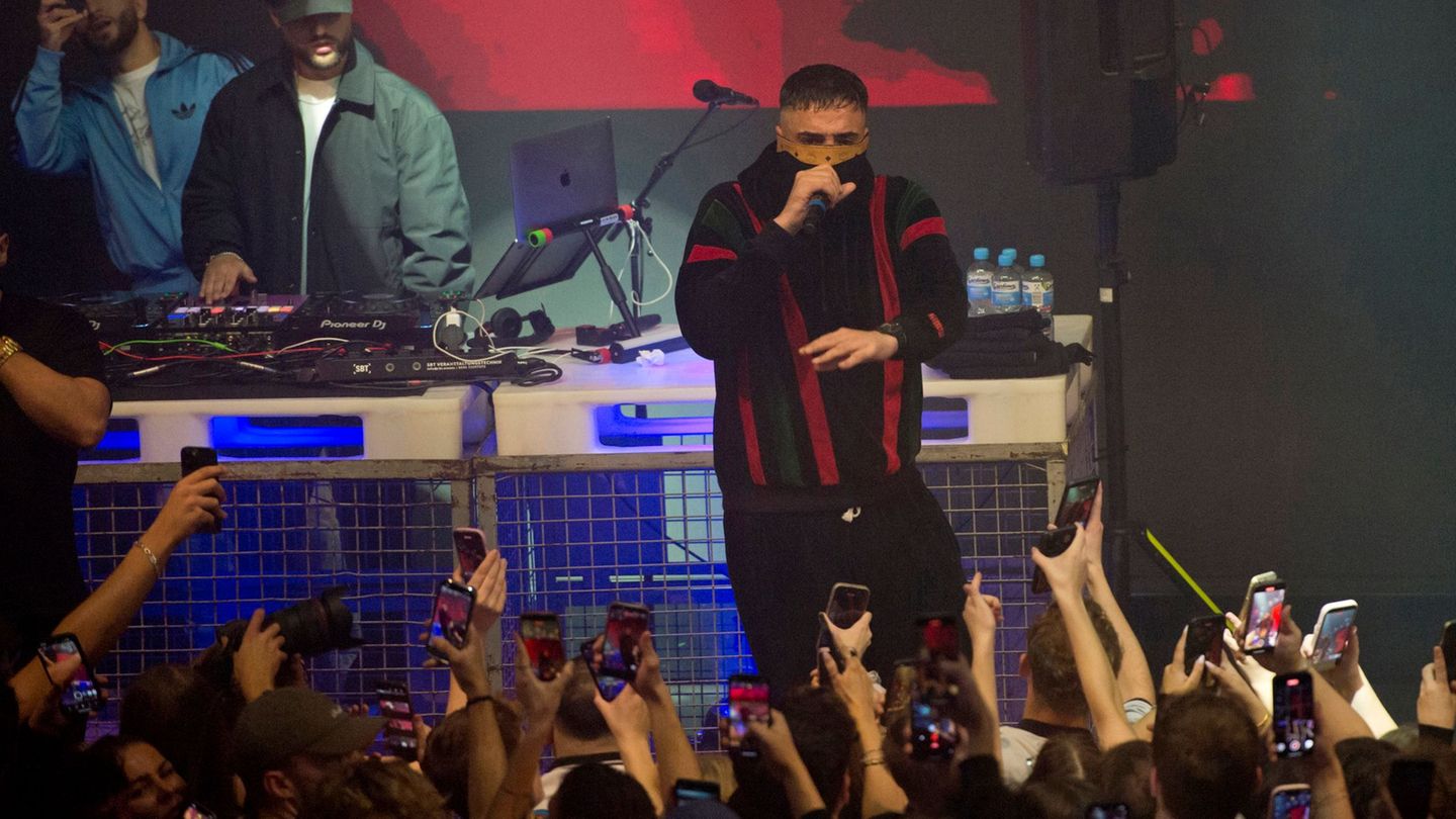 In Osnabrück gab Haftbefehl das erste Konzert seit Erscheinen seiner Doku. Foto: Philipp Hülsmann/dpa