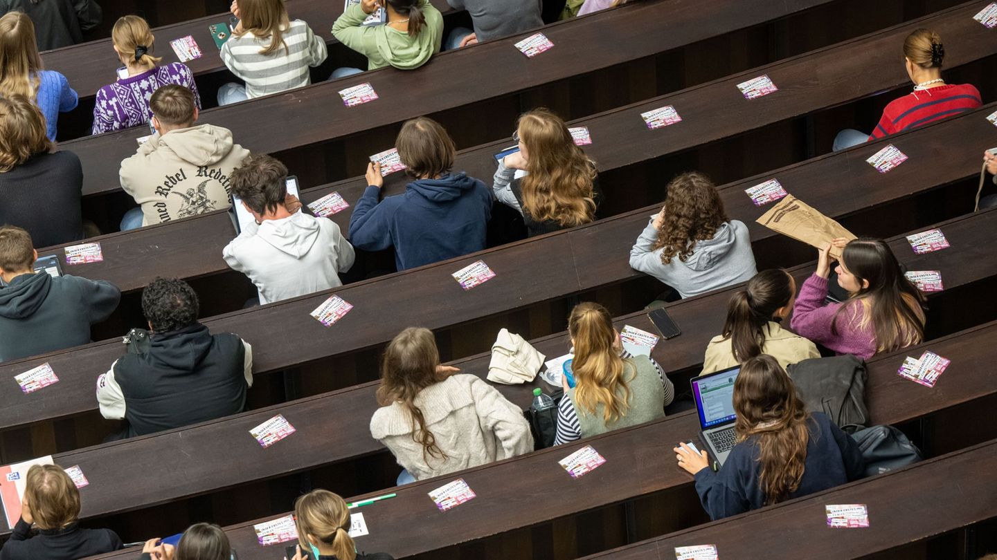 Zu den Studierenden in Bayern gehören immer mehr Lernende aus dem Ausland. (Symbolbild) Foto: Peter Kneffel/dpa
