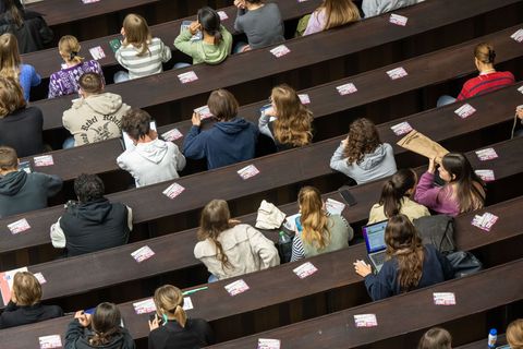 Zu den Studierenden in Bayern gehören immer mehr Lernende aus dem Ausland. (Symbolbild) Foto: Peter Kneffel/dpa