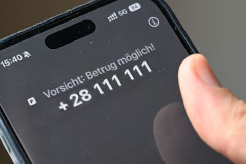 Besser nicht drangehen: Vodafone warnt bei einem Anruf vor einer möglichen Betrugsmasche, hier ein gestelltes Bild mit einer fik