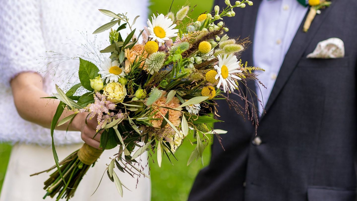 Besonders einige Termine sind im kommenden Jahr bei Hochzeitspaaren beliebt. (Symbolbild) Foto: Moritz Frankenberg/dpa