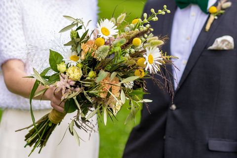 Besonders einige Termine sind im kommenden Jahr bei Hochzeitspaaren beliebt. (Symbolbild) Foto: Moritz Frankenberg/dpa
