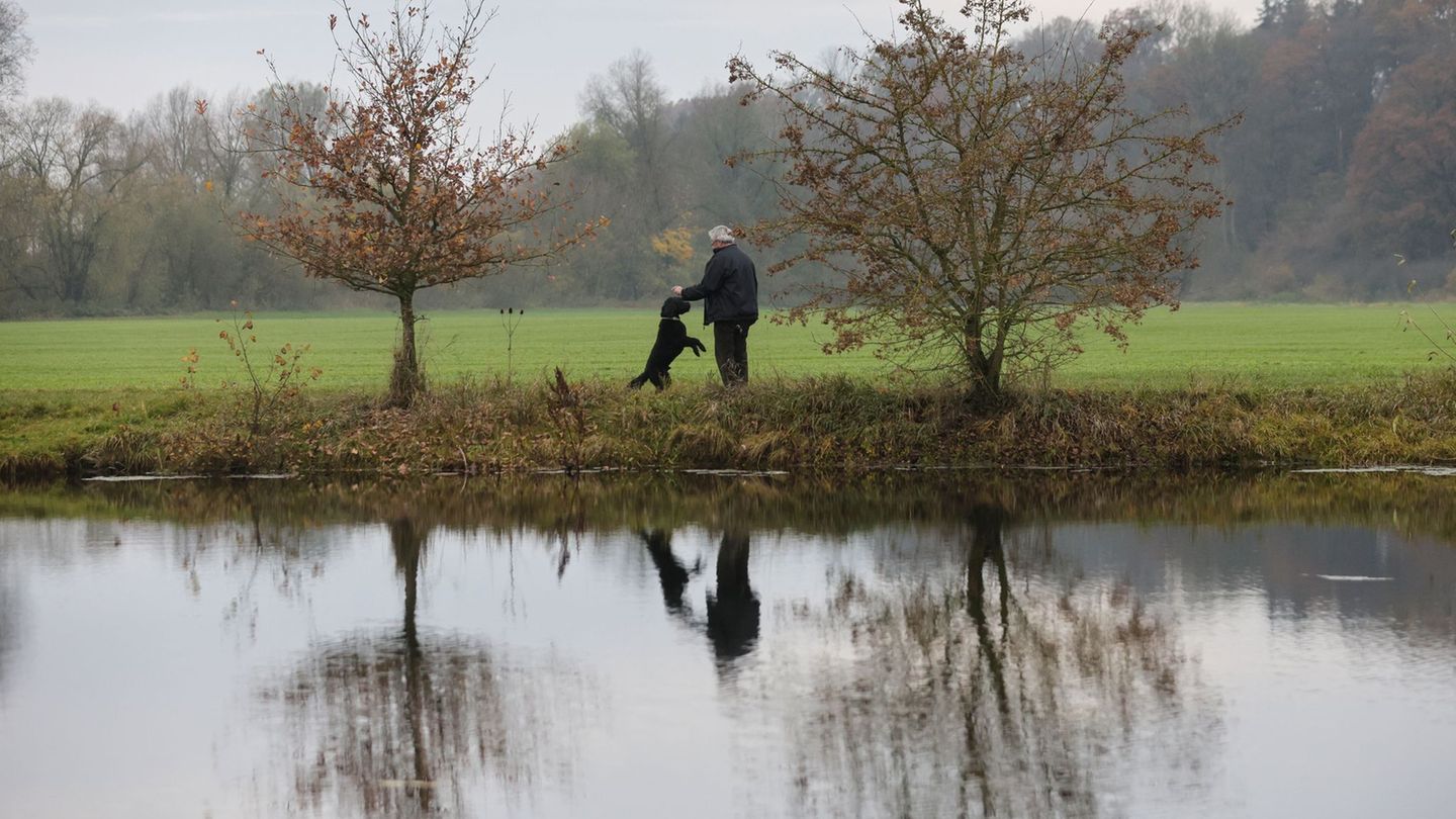 Warm einpacken müssen sich Menschen in Baden-Württemberg ab Montag. Die Temperaturen sinken deutlich. (Symbolbild) Foto: Thomas