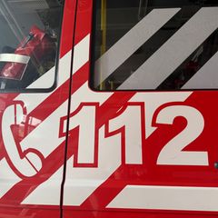 Dichter Rauch dringt aus einem Keller in Halle: Mehrere Bewohner müssen behandelt werden, einige Wohnungen sind unbewohnbar. (Sy