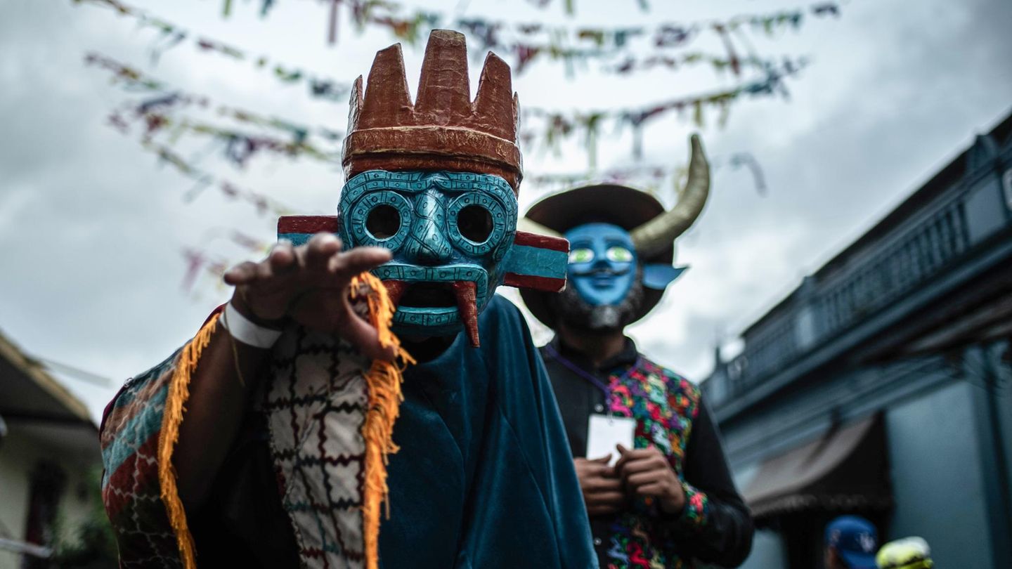 Coscomatepec, Mexiko. Tausende Tänzer und Musiker begehen das "Fest der tanzenden Masken". Viele von ihnen sind extra angereist in den Ort östlich von Mexiko-Stadt