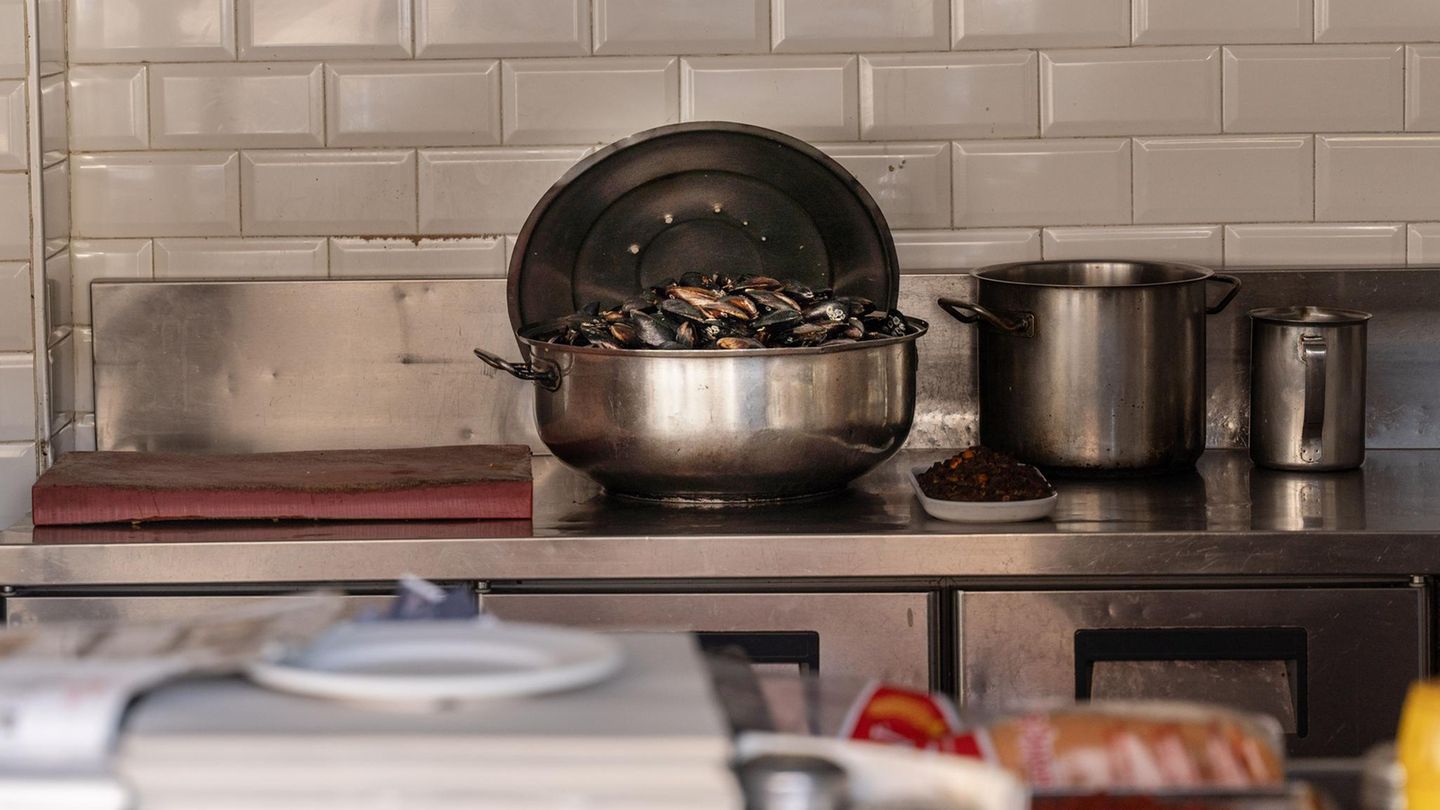 In einem türkischen Stand für Streetfood, der von den Behörden in der Türkei geschlossen wurde, steht noch ein Topf mit Muscheln