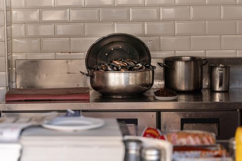 In einem türkischen Stand für Streetfood, der von den Behörden in der Türkei geschlossen wurde, steht noch ein Topf mit Muscheln
