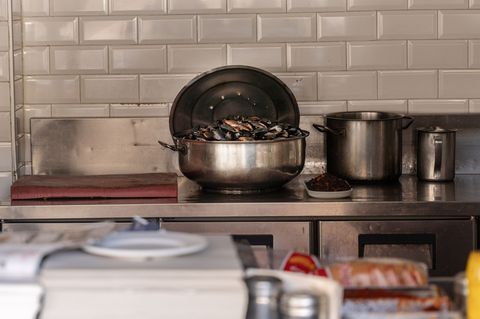 Die häufigsten Symptome bei Lebensmittelvergiftung sind Übelkeit, Erbrechen und Durchfall. Foto: Ahmed Deeb/dpa