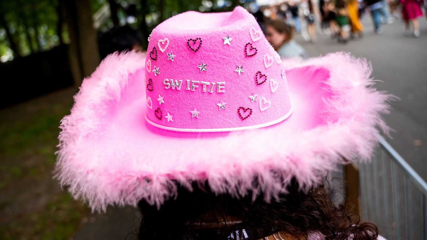 Viele Fans von Taylor Swift haben eine besondere Beziehung zu ihrem Star. (Archivbild) Foto: Daniel Bockwoldt/dpa