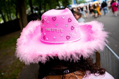 Viele Fans von Taylor Swift haben eine besondere Beziehung zu ihrem Star. (Archivbild) Foto: Daniel Bockwoldt/dpa