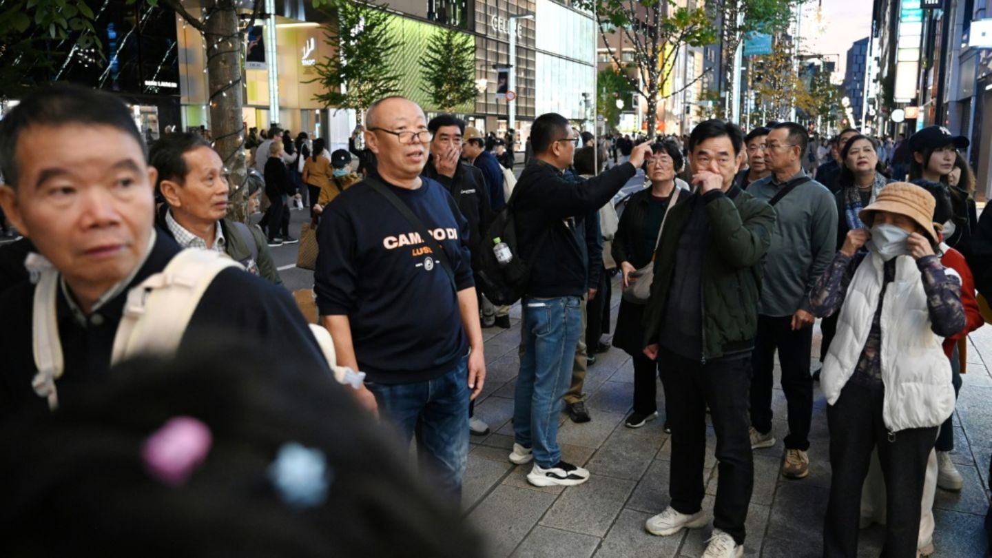 Chinesische Touristen und Reiseführer in Tokio