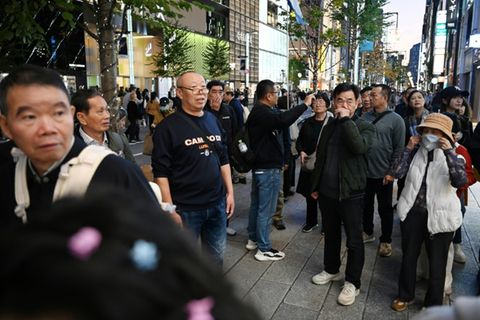 Chinesische Touristen und Reiseführer in Tokio