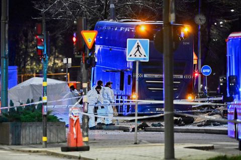 Die Polizei untersucht den verunglückten Bus in Stockholm. Foto: Henrik Montgomery/TT News Agency via AP/dpa