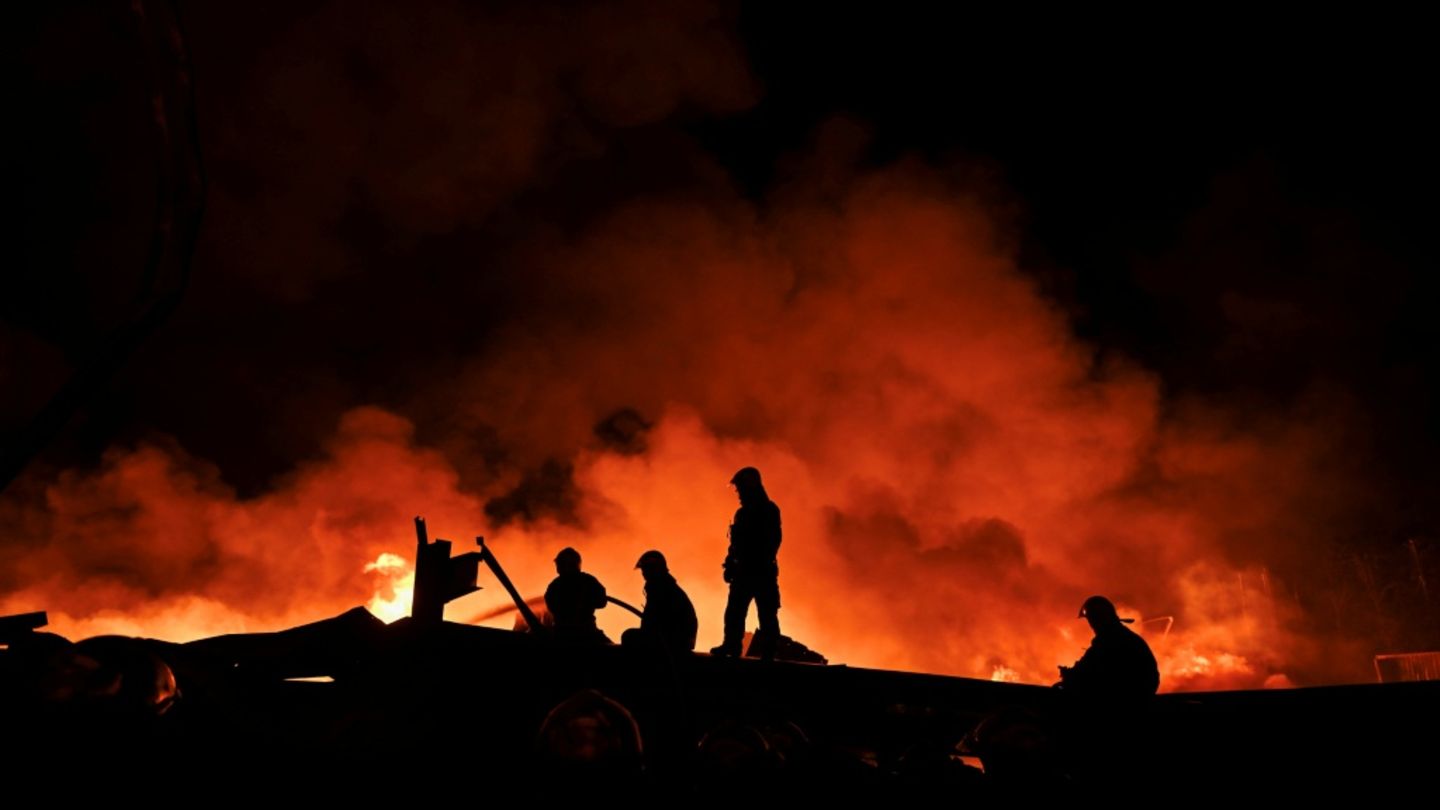 Löscharbeiten in Ezeiza bei Buenos Aires