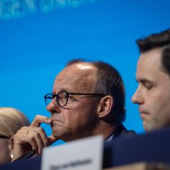 Friedrich Merz sitzt neben JU-Chef Johannes Winkel