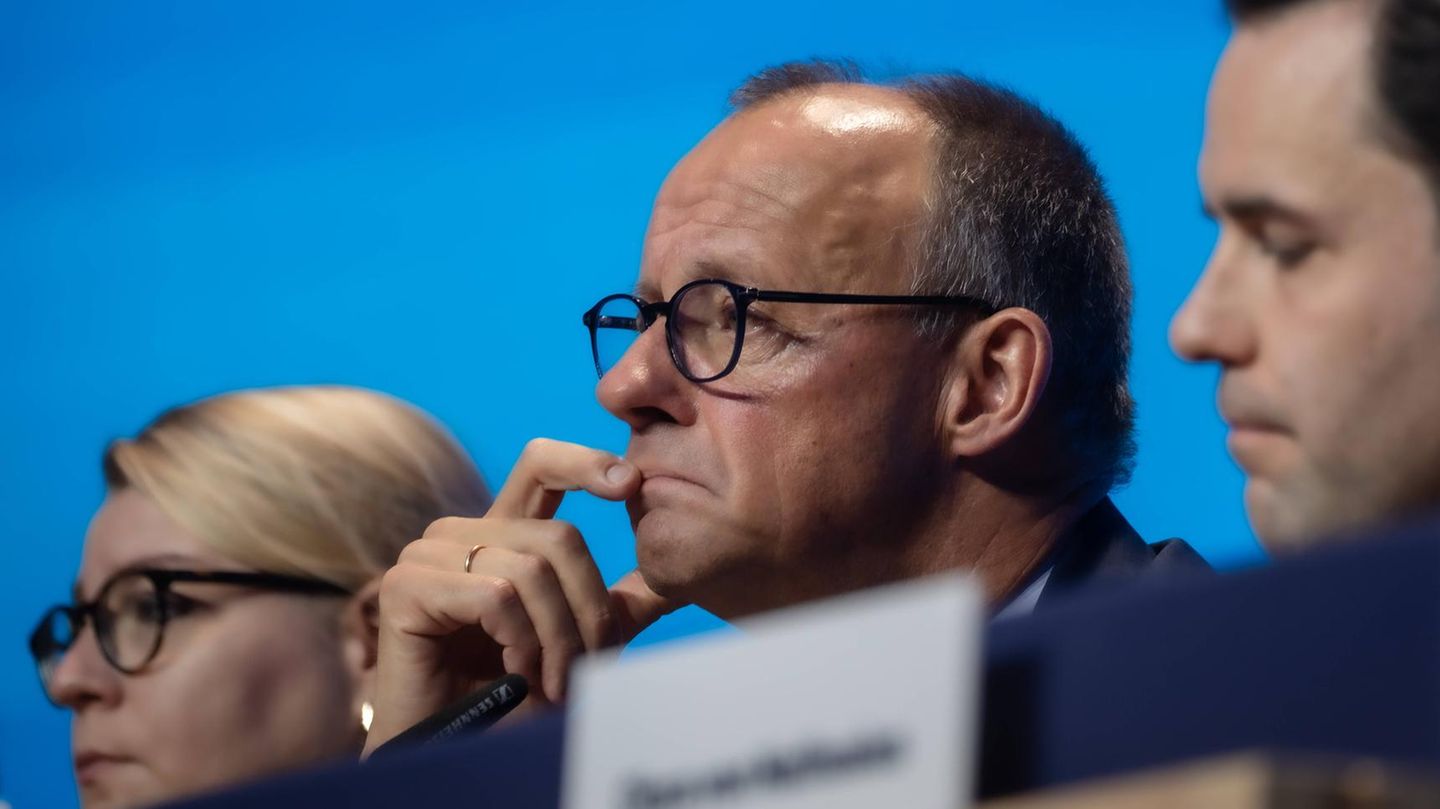 Friedrich Merz sitzt neben JU-Chef Johannes Winkel
