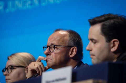 Friedrich Merz sitzt neben JU-Chef Johannes Winkel