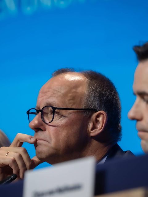 Friedrich Merz sitzt neben JU-Chef Johannes Winkel