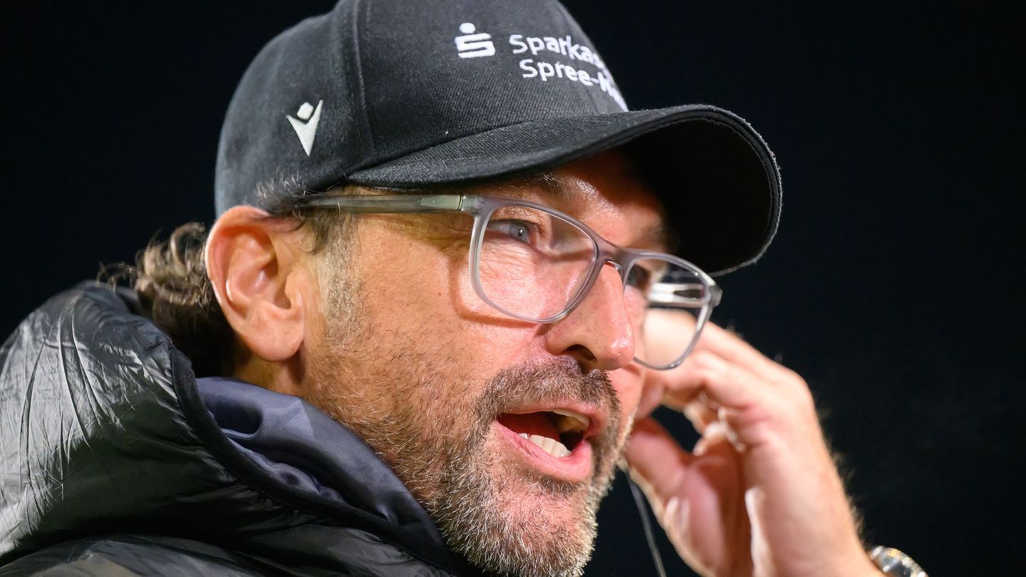 Claus-Dieter Wollitz verlängert in Cottbus. (Archivfoto) Foto: Robert Michael/dpa