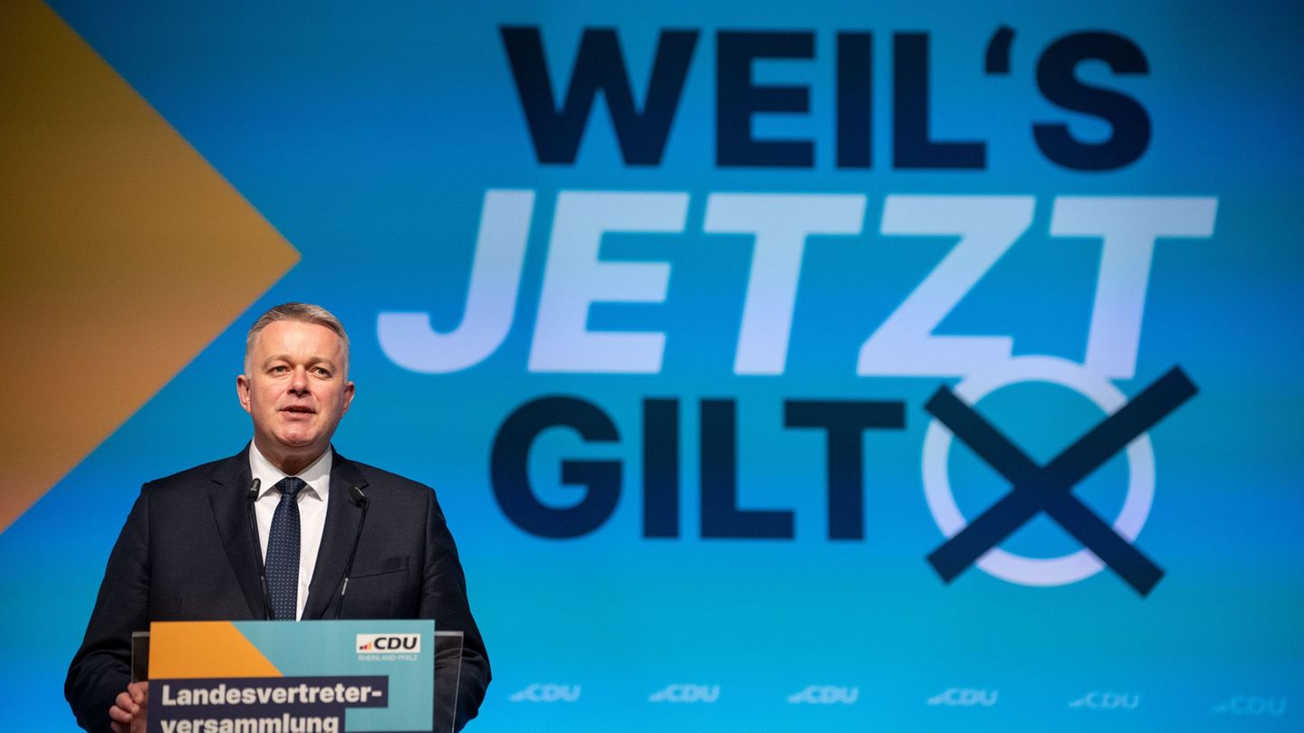 Der rheinland-pfälzische CDU-Chef Gordon Schnieder spricht neben dem neuen CDU-Wahlkampfmotto. Foto: Harald Tittel/dpa