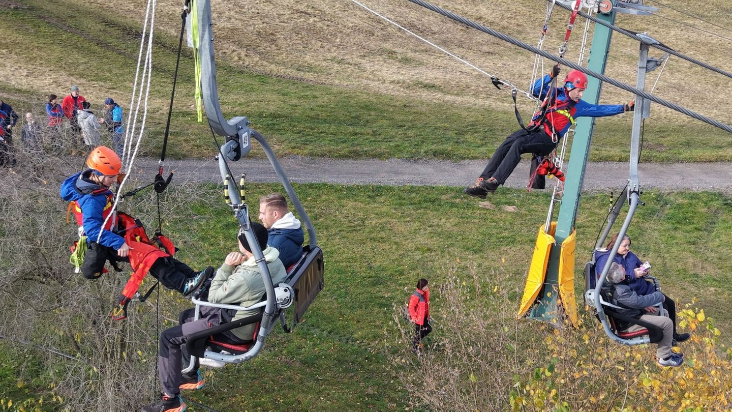 Die DRK-Bergwacht übt im Erzgebirge die Rettung aus einem Skilift. Foto: Bodo Schackow/dpa