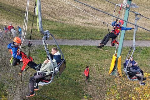 Die DRK-Bergwacht übt im Erzgebirge die Rettung aus einem Skilift. Foto: Bodo Schackow/dpa