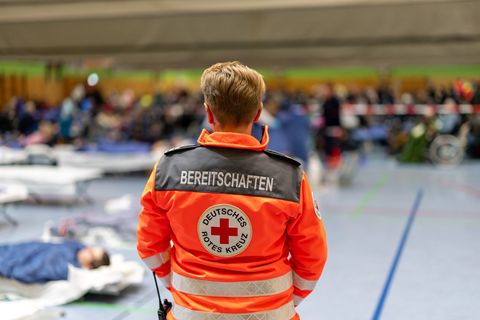 Die Bürger wurden teilweise in Sporthallen untergebracht. Foto: Daniel Karmann/dpa