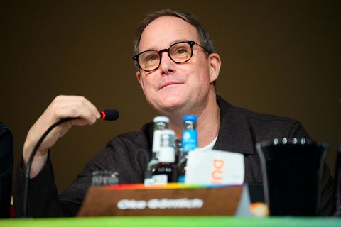 St. Paulis Präsident Oke Göttlich bei der Mitgleiderversammlung des Clubs. Foto: Gregor Fischer/dpa