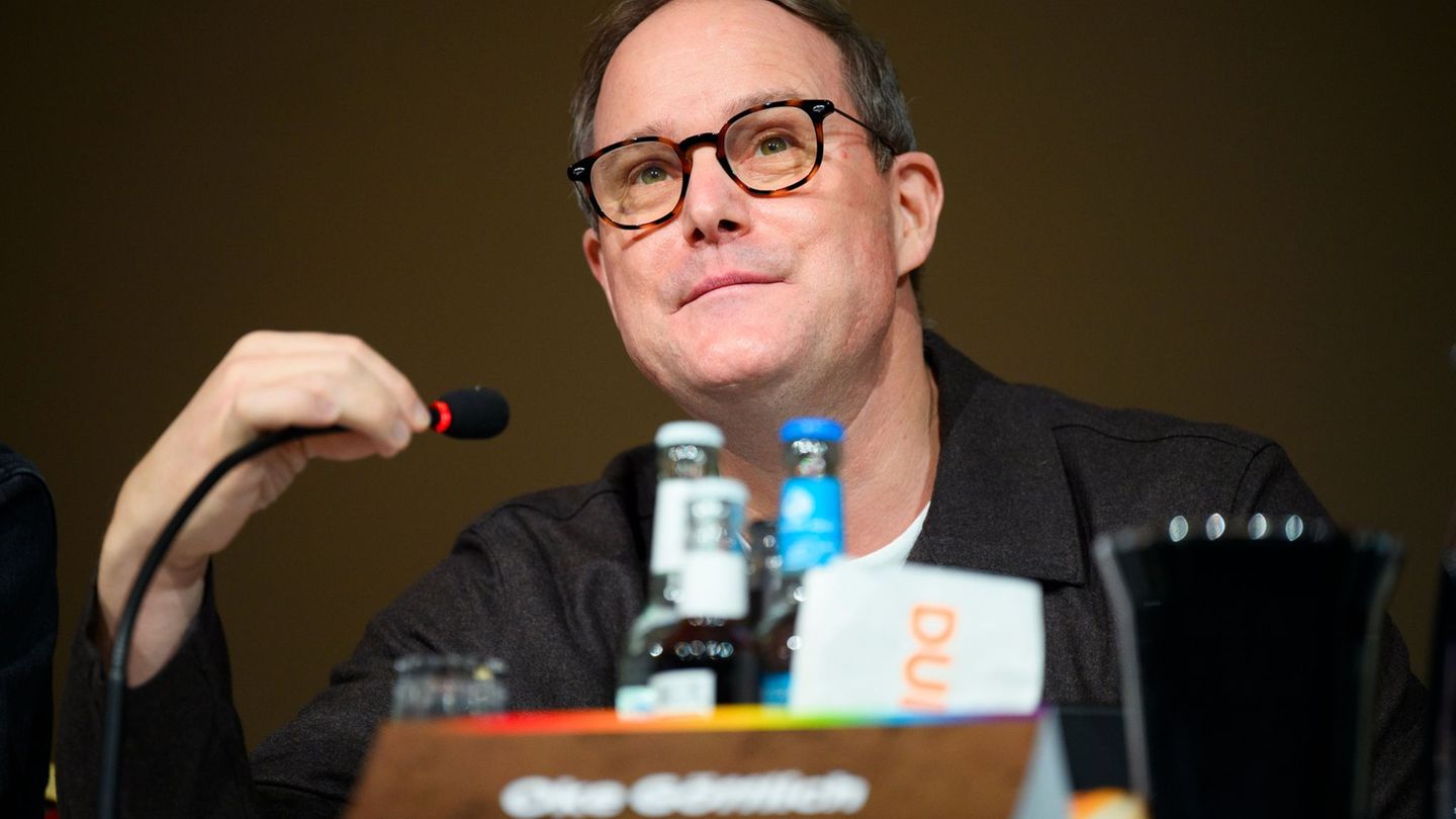 St. Paulis Präsident Oke Göttlich bei der Mitgleiderversammlung des Clubs. Foto: Gregor Fischer/dpa