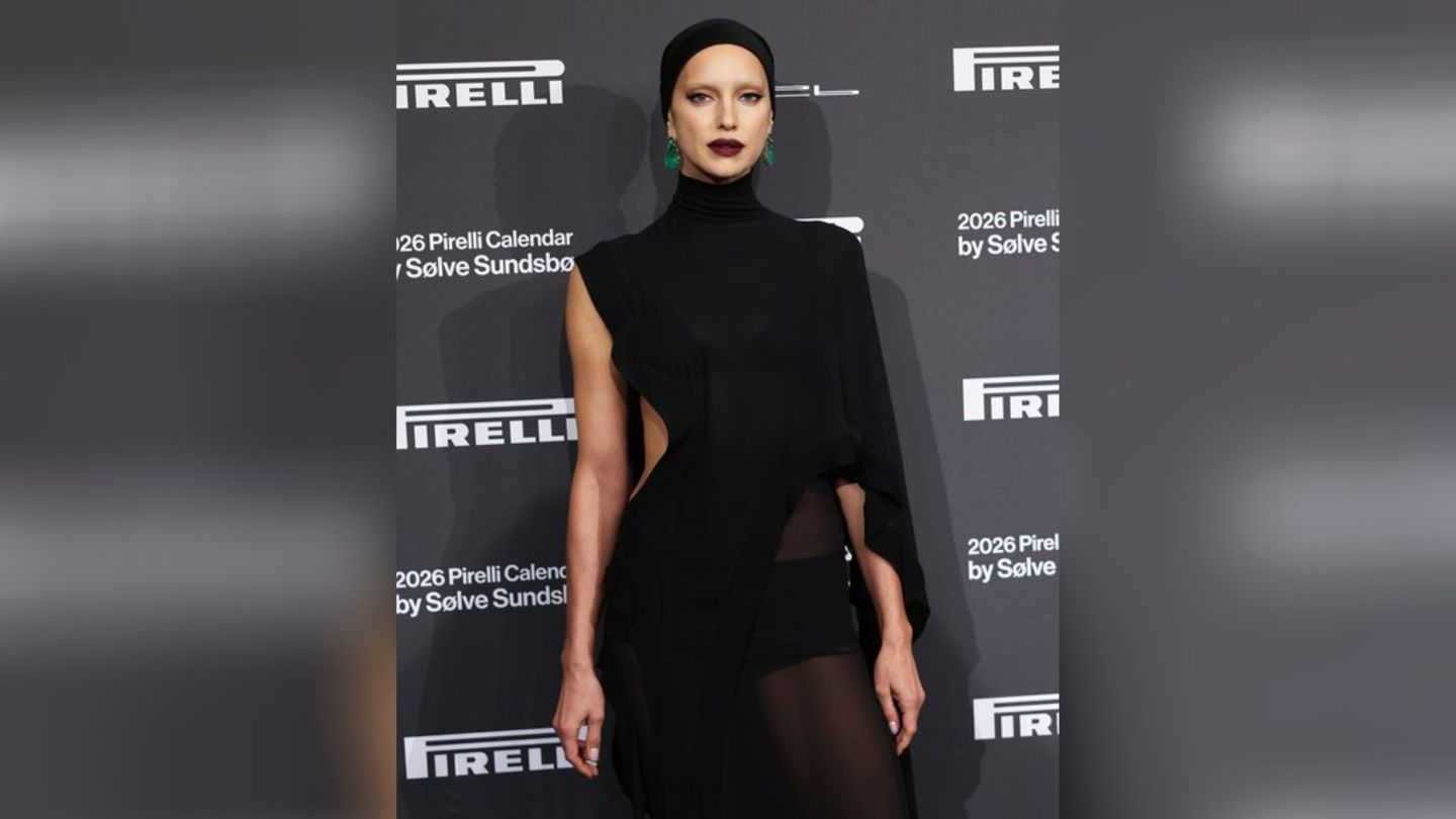Irina Shayk: Radikaler Beauty-Look bei Pirelli-Event