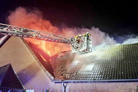 Das Gebäude ist nicht mehr bewohnbar. Foto: Gemeindefeuerwehr Siedenburg/dpa