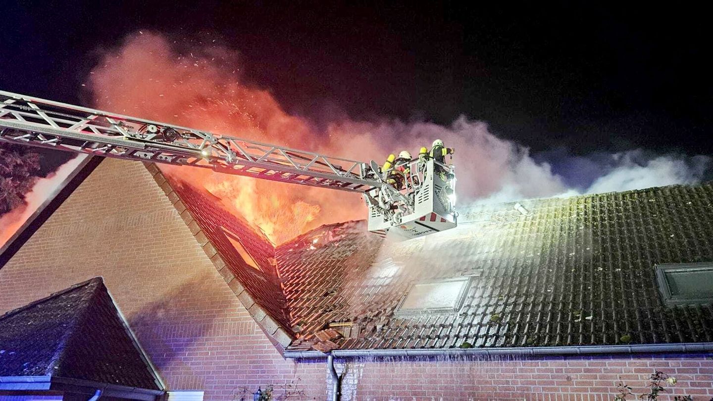 Das Gebäude ist nicht mehr bewohnbar. Foto: Gemeindefeuerwehr Siedenburg/dpa