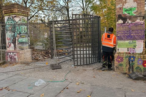 Polizisten haben in der Nähe eines neu eingebauten Eingangstors am Görlitzer Park in Berlin-Kreuzberg einen 14-Jährigen festgeno