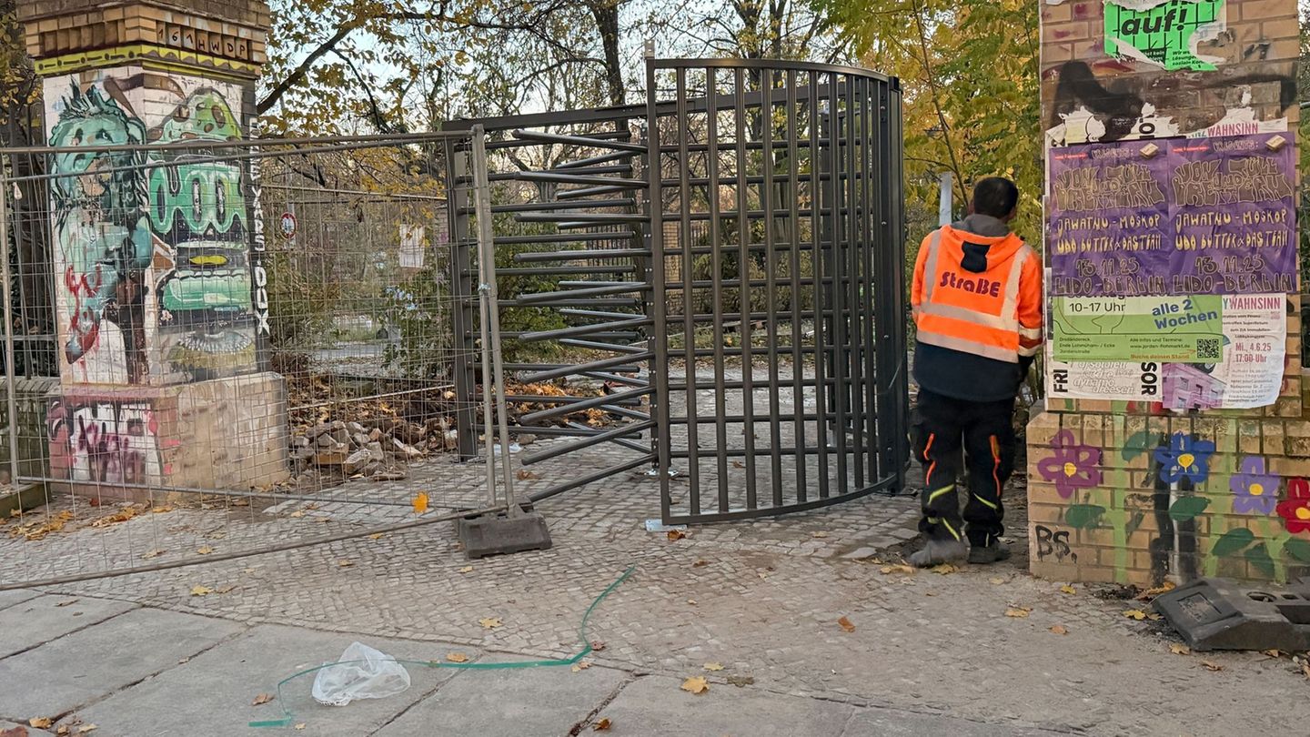 Polizisten haben in der Nähe eines neu eingebauten Eingangstors am Görlitzer Park in Berlin-Kreuzberg einen 14-Jährigen festgeno