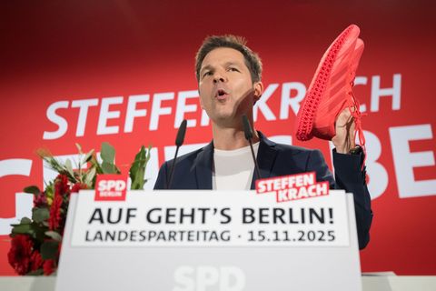 SPD-Spitzenkandidat Steffen Krach stellt sich auf einen langen Lauf ins Rote Rathaus ein. Foto: Sebastian Christoph Gollnow/dpa