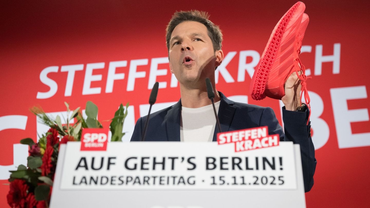 SPD-Spitzenkandidat Steffen Krach stellt sich auf einen langen Lauf ins Rote Rathaus ein. Foto: Sebastian Christoph Gollnow/dpa