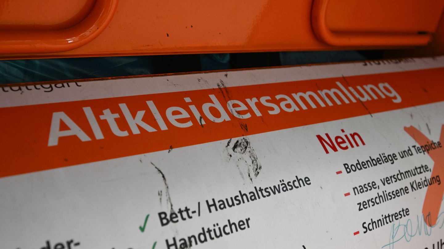 Die junge Frau hat ihre Wertsachen versehentlich in den Altkleidercontainer geworfen. (Symbolbild) Foto: Bernd Weißbrod/dpa