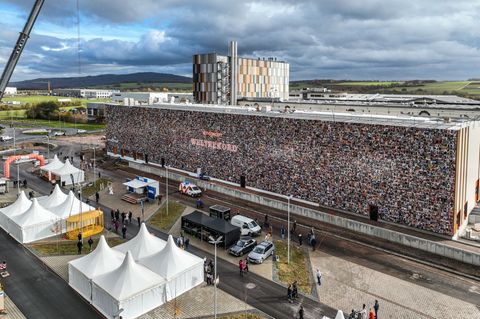 Die Hallenwand ist 1.000 Quadratmeter groß. Foto: Laszlo Pinter/dpa