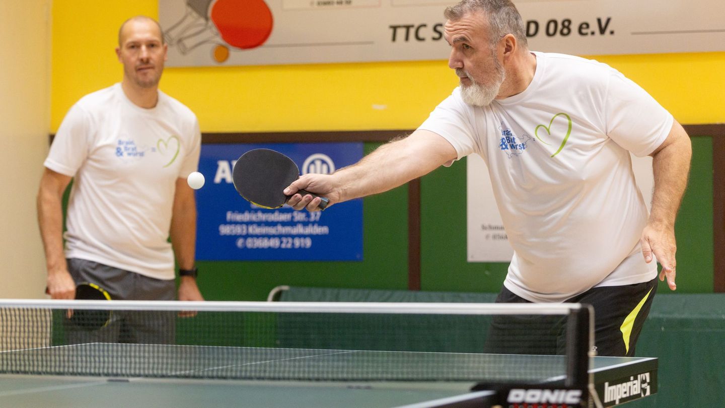 Thüringens Infrastrukturminister Steffen Schütz spielt beim Benefiz-Tischtennisturnier in Sülzfeld an der Platte. Foto: Michael