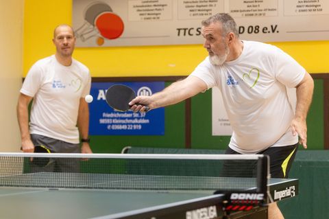 Thüringens Infrastrukturminister Steffen Schütz spielt beim Benefiz-Tischtennisturnier in Sülzfeld an der Platte. Foto: Michael