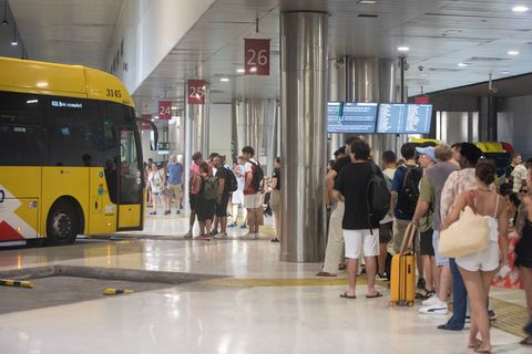 Der Preis für einen Fahrschein in Bus und U-Bahn in Palma wird teurer. Foto: Clara Margais/dpa