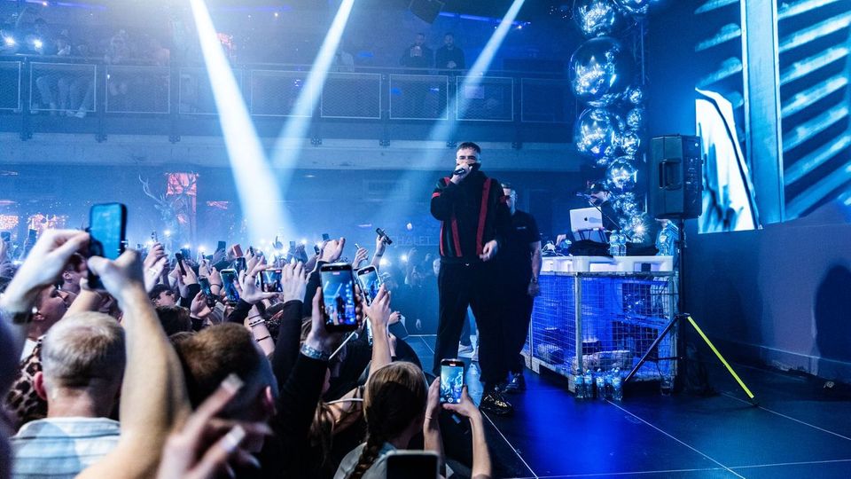 Rapper Haftbefehl trug während seines Konzerts in Osnabrück ein Tuch über dem halben Gesicht