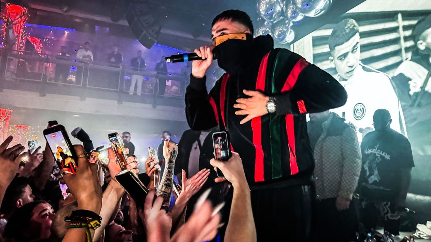 Der Rapper Haftbefehl tritt erstmals seit Erscheinen seiner Netflix-Doku wieder auf die Bühne