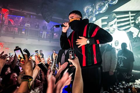 Der Rapper Haftbefehl tritt erstmals seit Erscheinen seiner Netflix-Doku wieder auf die Bühne