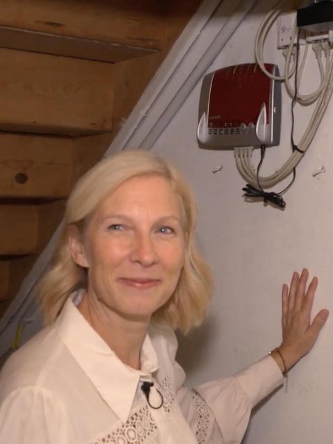 Eine Frau vor einem Router.