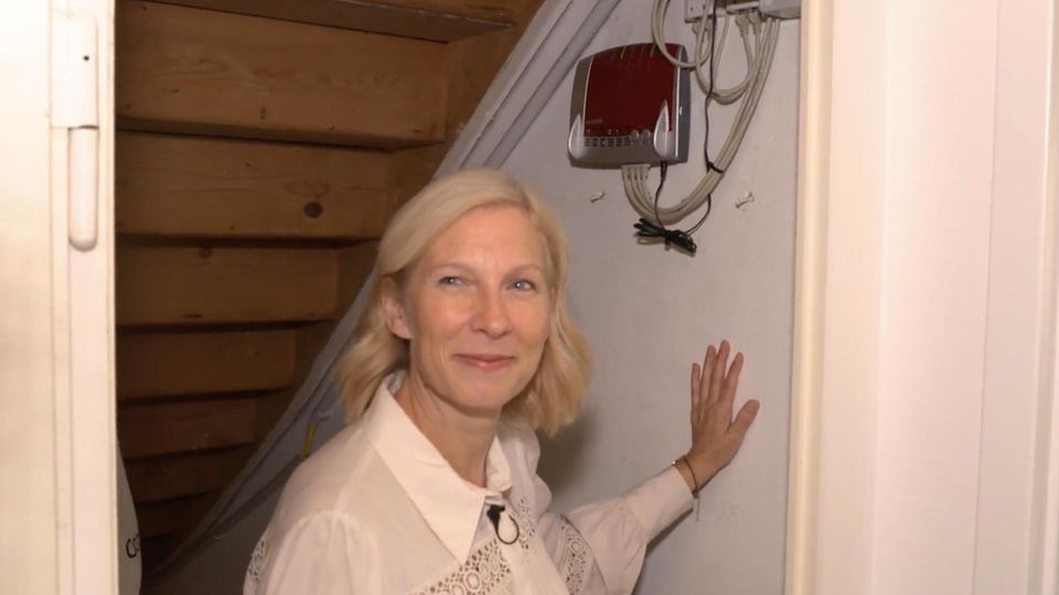 Eine Frau vor einem Router.