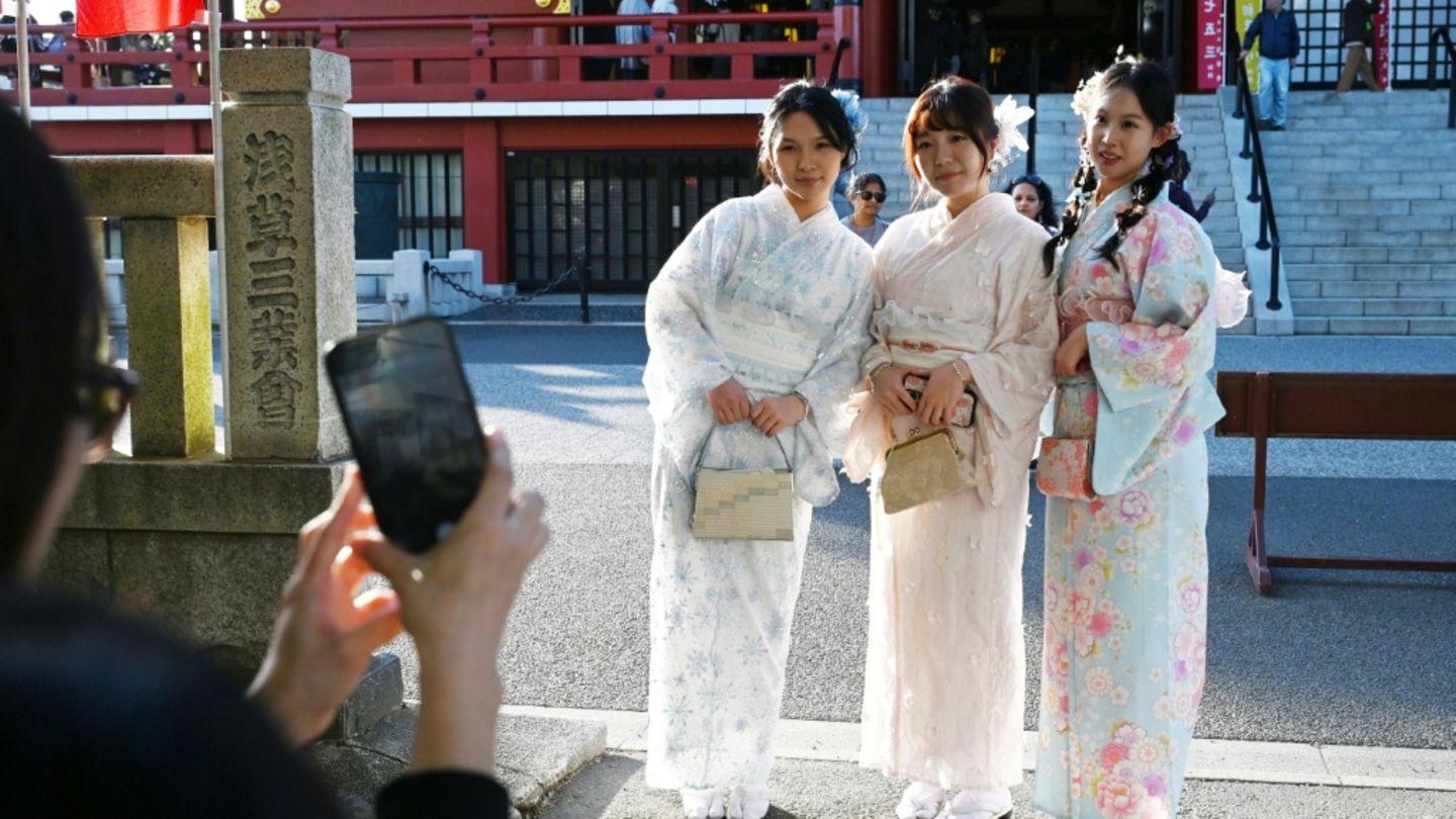 Chinesische Touristinnen im Kimono in Tokio